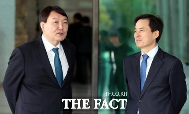 조은석 내란특검이 23일 윤석열 전 대통령과 김용현 전 국방부 장관을 놓고 사실상 '데뷔전'을 치른다. 사진은 2017년 당시 윤석열 서울중앙지검장과 조은석 서울고검장./뉴시스