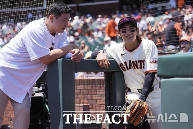 이정후가 23일(한국시간) 보스턴전에 앞서 경기장을 찾은 전 한화 김태균과 밝은 표정으로 얘기를 나누고 있다. /샌프란시스코=AP.뉴시스
