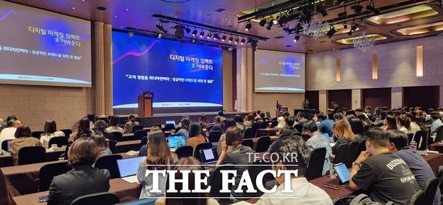 지난해 개최된 '제4회 디지털 마케팅 임팩트 2024' 현장. 300석 규모의 컨퍼런스장이 디지털 마케팅 업계 관계자들로 가득 찼다. /테크42