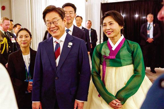 6월 16일 G7 환영 리셉션에서 입은 오방색과 오간색 기반 한복에는&nbsp;&nbsp;평화와 조화의 의미를 담았다.