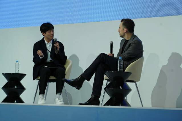 지난 3월 서울 잠실 시그니엘에서 열린 '코리아 빌더서밋' 현장에서 이엽 콕스웨이브 이사(왼쪽)와 마이크 크리거 앤트로픽 CPO(오른쪽)가 연결형 AI의 미래에 대해 대담을 나누고 있다. (사진=앤트로픽)