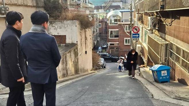 진교훈 서울 강서구청장(뒤쪽 오른쪽)이 화곡동 일대를 다니며 고지대 주민불편사항을 점검하고 있다. 강서구 제공.