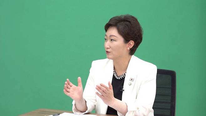 이 의원은 "빠르게 주력 산업을 재구조화 해야 한다"고 강조했다.