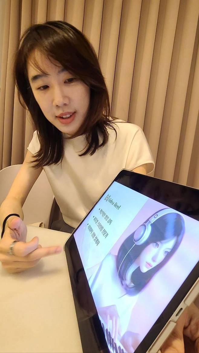 김민정 감독이 자신이 채용한 AI 직원 아이디어 릴에 대해 소개하고 있다.