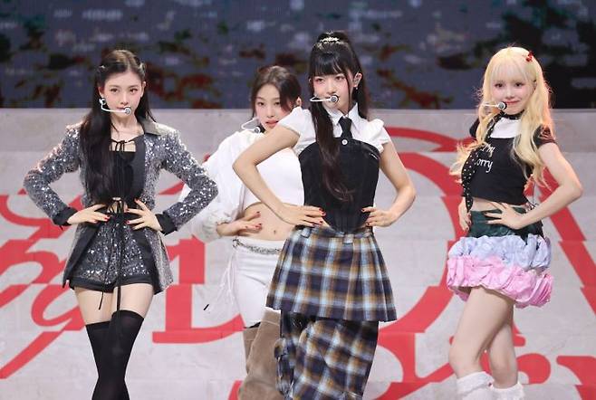 그룹 베이비돈크라이(Baby DONT Cry)가 23일 서울 용산구 블루스퀘어에서 열린 싱글 '에프 걸'(F Girl) 언론 공개회에서 무대를 선보이고 있다. 연합뉴스