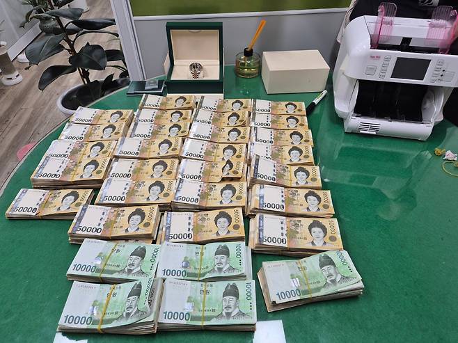 도박 자금을 세탁한 일당을 체포해 압수한 현금과 명품시계./경북경찰청