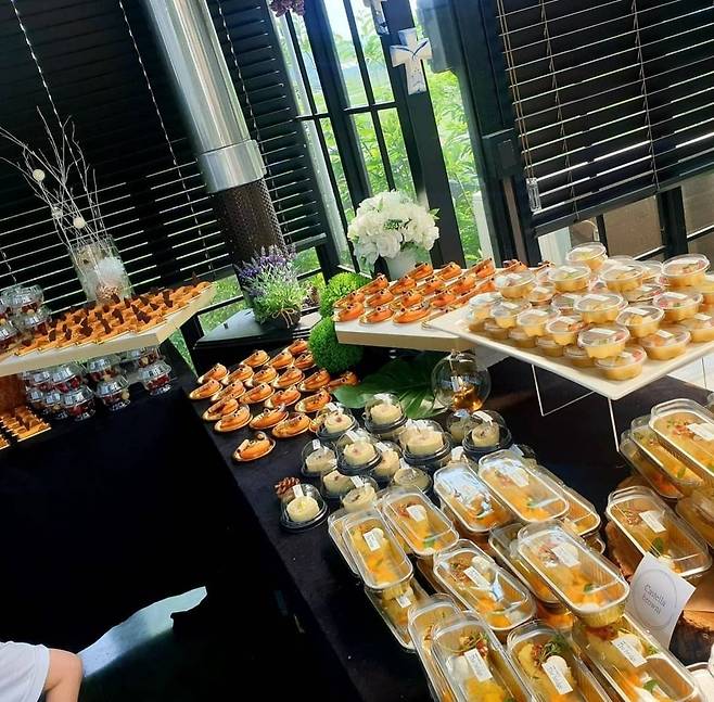 김예분 더브릿지 단장이 자선활동을 하며 직접 준비한 60여분의 디저트 케이터링./더브릿지