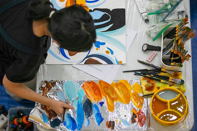19일 오전 서울 노원구 삼육대학교 체육관에서 열린'2025 전국 고교생 아트앤디자인 실기대회'에서 한 학생이 작업에 열중하고 있다. /장련성 기자