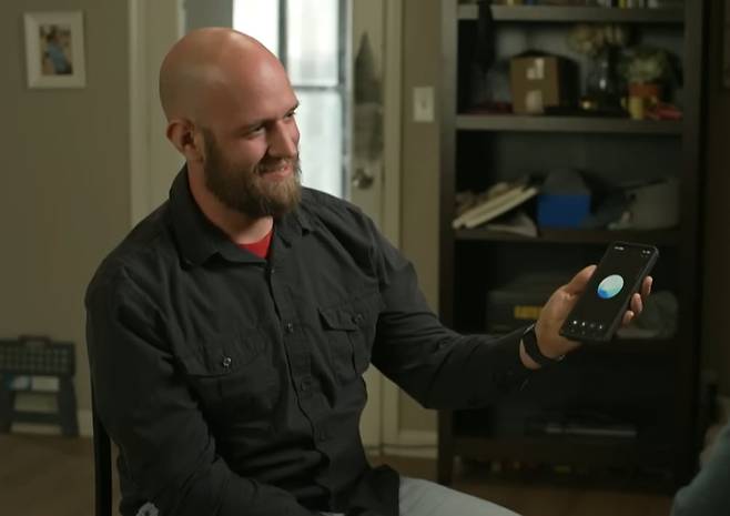 챗지피티(Chat GPT) 음성모드를 사용 중인 크리스 스미스의 모습. /CBS유튜브