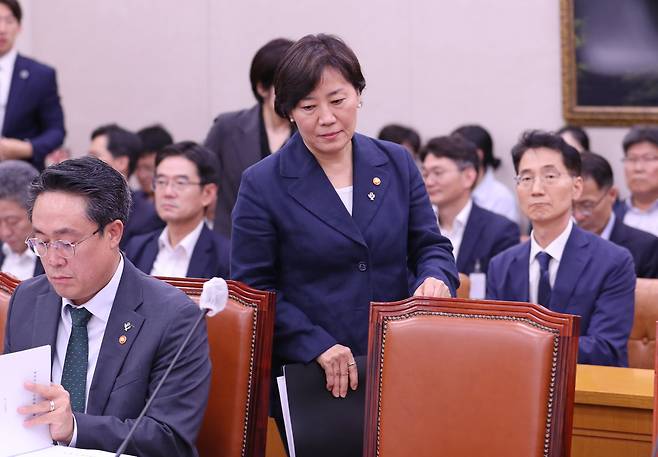 이재명정부의 장관 인선에서 유임된 송미령 농림축산식품부 장관이 23일 국회에서 열린 농림축산식품해양수산위원회 전체회의에 참석하고 있다. /남강호 기자