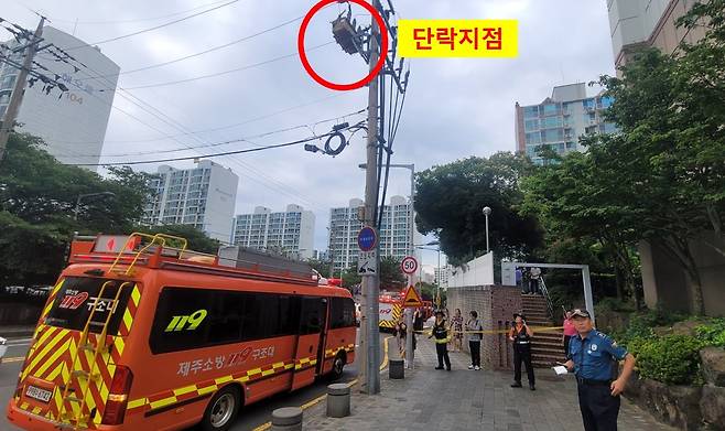 까마귀로 인해 손상된 전봇대 변압기(제주도소방안전본부 제공)/연합뉴스