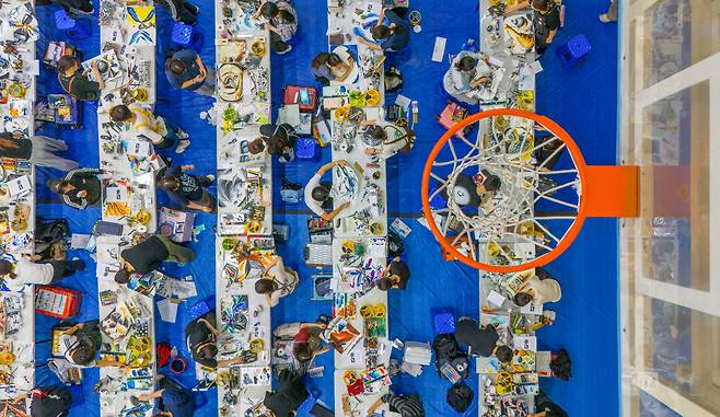 19일 오후 서울 노원구 삼육대학교 체육관에서 열린 '2025 전국 고교생 아트앤디자인 실기대회'에서 참가 학생들이 그림을 그리고 있다. 드론으로 농구 골대를 걸고 학생들을 찍었다./장련성 기자