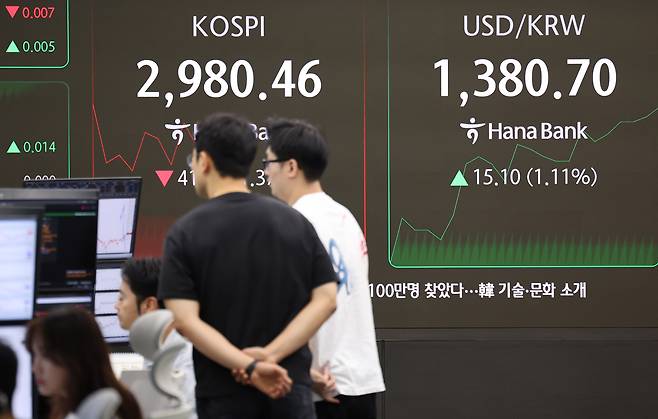 23일 오전 서울 중구 하나은행 딜링룸 전광판에 원·달러 환율과 코스피 지수가 표시되고 있다. /뉴스1