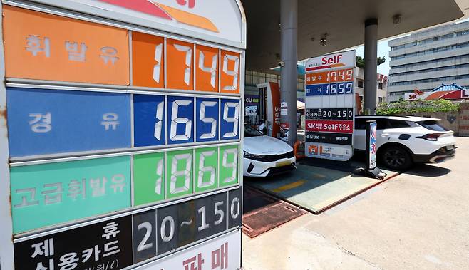 미국의 이란 핵시설 공습으로 중동 리스크가 확대되면서 중동발 석유 공급 차질로 유가와 운임 상승이 우려되는 22일 서울 시내의 한 주유소 앞 유가정보판에 가격이 표시돼 있다./연합뉴스 제공