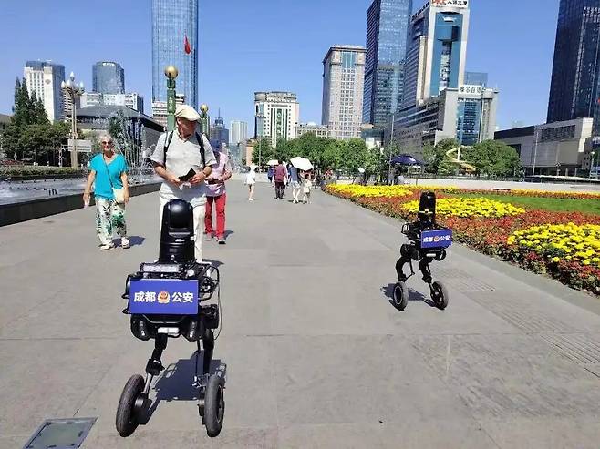 중국 청두시에서 휴머노이드 로봇이 거리 순찰에 투입된 모습. /바이두 캡처
