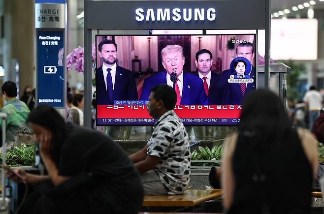 지난 22일 인천공항 제1터미널 입국장 텔레비전에 도널드 트럼프 미국 대통령의 이란 공격 관련 대국민 담화 영상이 송출되고 있다./뉴스1