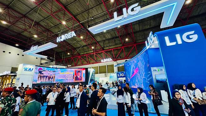 지난 11일(현지시각) 인도네시아 자카르타에서 열린 국제 방산 전시회 '인도 디펜스(Indo Defence)'에 마련된 LIG넥스원 부스에서 관람객들이 전시를 보고 있다. /LIG넥스원 제공