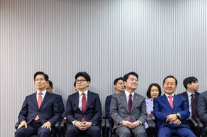 제21대 대통령후보자 국민의힘 3차 경선 진출자를 발표하는 지난 4월 29일 오후 서울 여의도 국민의힘 중앙당사에서 김문수, 한동훈, 안철수, 홍준표 후보가 결과를 기다리고 있다. ⓒ 뉴시스