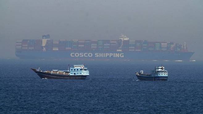 지난 2023년 5월 대형 컨테이너선과 선박들이 호르무즈 해협에서 항하고 있다. ⓒ AP/뉴시스