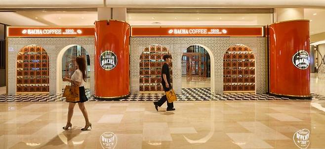 롯데백화점 에비뉴엘 잠실점 지하 1층에 오픈한 '바샤커피' 3호점 매장 전경.ⓒ롯데백화점