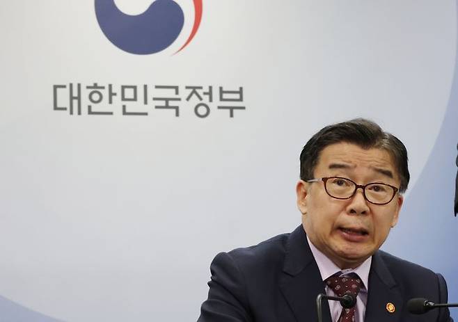 유철환 국민권익위원회 위원장이 지난달 27일 오전 서울 종로구 정부서울청사에서 보훈·국방·군사 분야 집중 민원 신청 등 현안 관련 브리핑을 하고 있다. ⓒ뉴시스