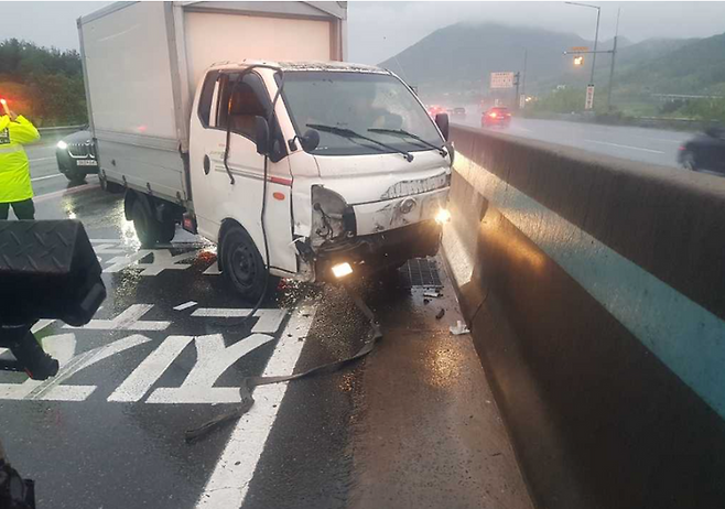 지난달 1일 오후 6시 23분경 남해고속도로 북창원나들목 인근에서 1t 탑차 화물차가 1차로 주행 중 빗길 가속으로 미끄러지며 2차로 선행하던 차량 우측면을 충격하고 재차 중분대 방호벽을 충격해 1명이 사망했다.ⓒ한국도로공사