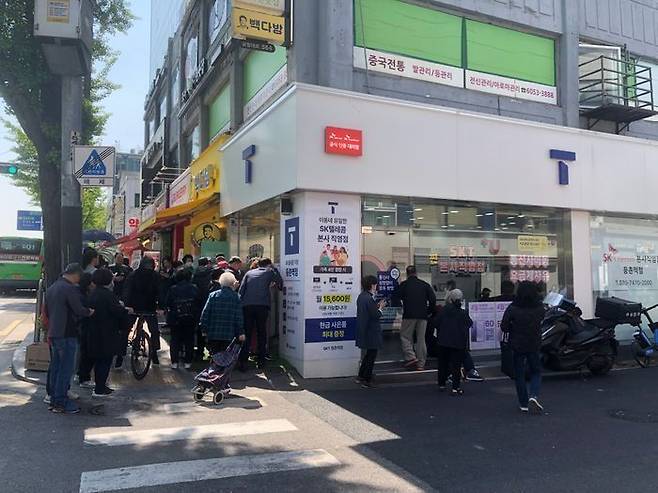 4월 28일 서울 등촌동 SKT 직영점 앞에 유심칩을 교체하려는 고객들이 길게 줄지어 서있다. ⓒ데일리안 박영국 기자