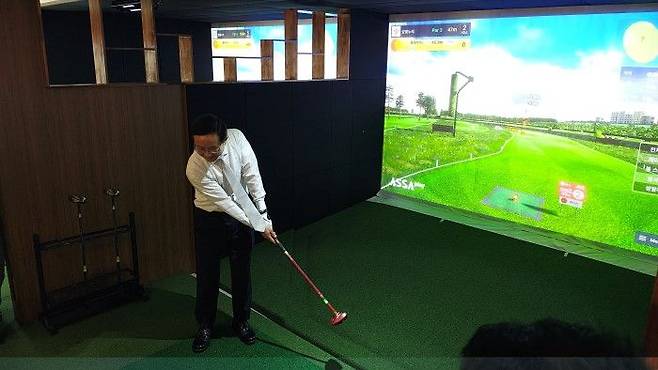 신길 3동 구청사에 조성된 실내 파크골프장 3호점 개소식 후 시타를 진행하는 최호권 영등포구청장ⓒ데일리안 김인희 기자