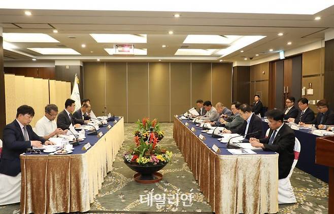 강원랜드는 23일 강원랜드 그랜드호텔과 서울사무소 간 화상회의를 통해 제222차 이사회를 개최하고 중장기 재무관리계획(안) 등의 안건을 심의했다.ⓒ강원랜드