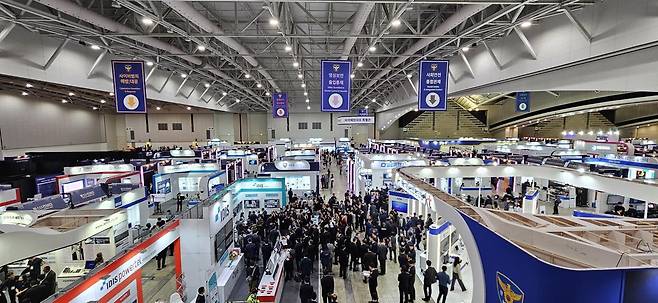 경찰청과 인천시가 공동 주최하는 ‘국제치안산업대전’은 치안산업 육성의 기반마련과 시민 참관객의 치안 인식 제고를 위해 개최되고 있다. 사진은 국제치안산업대전 내부 전경. 인천관광공사 제공