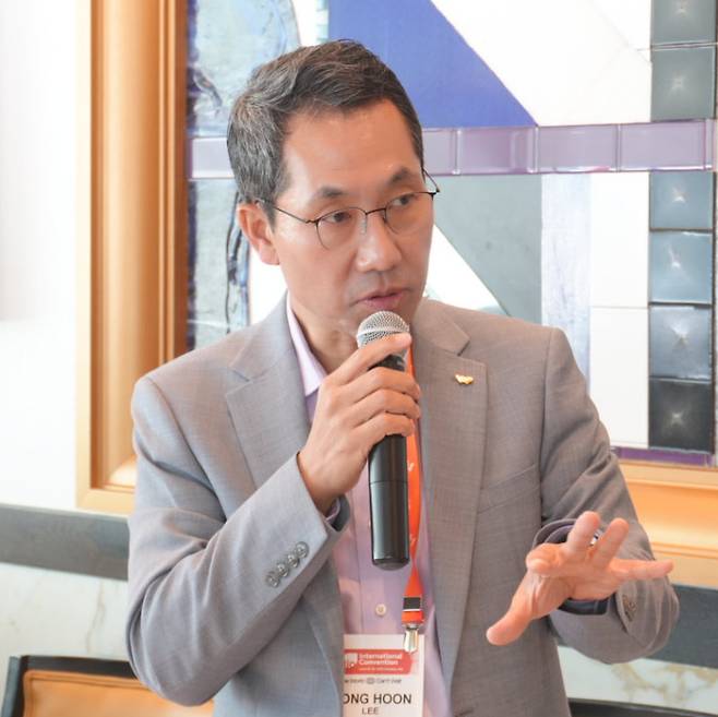 19일(현지 시간) 미국 보스턴에서 열린 ‘2025 바이오 인터내셔널 컨벤션(바이오 USA)’에서 이동훈 SK바이오팜 대표가 자체 개발한 신약 ‘세노바메이트’에 대해 설명하고 있다. SK바이오팜 제공