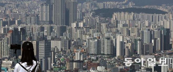 새 정부 들어 부동산 시장 거래가 살아나면서 가계대출도 급증세를 보이고 있다. 이달 들어 19일까지 5대 은행에서만 4조 원 가까이 대출이 불어나는 등 지난해 8월 이후 가장 빠른 증가 속도를 나타냈다. 이훈구 기자 ufo@donga.com