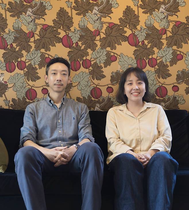 1인극 ‘문 속의 문’을 선보이는 강남 작가(오른쪽)와 이준우 연출가. 20일 서울 용산구의 한 카페에서 만난 두 사람은 “문(門)을 열고자 하는 인간의 욕망을 섬세하게 그려 울림을 주고 싶다”고 했다. 이번 공연은 세종문화회관의 실험적 예술 프로젝트 ‘싱크 넥스트(Sync Next)’의 일환으로 열린다. 세종문화회관 제공