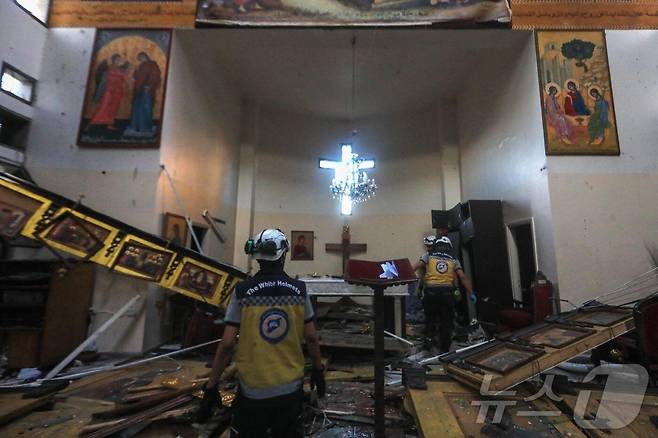 시리아 다마스쿠스 마르 엘리아스 교회에서 자살폭탄 테러가 발생한 뒤, 파편과 핏자국으로 가득한 내부 모습이 공개됐다. (© 뉴스1)