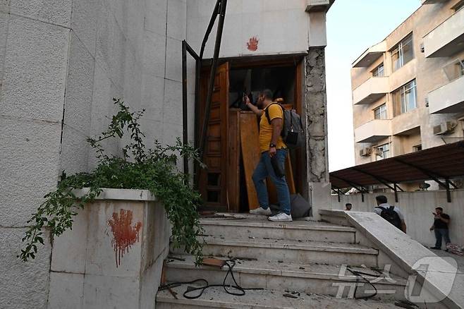 시리아 다마스쿠스 마르 엘리아스 교회에서 자살폭탄 테러가 발생한 뒤, 파편과 핏자국으로 가득한 내부 모습이 공개됐다. (© 뉴스1)