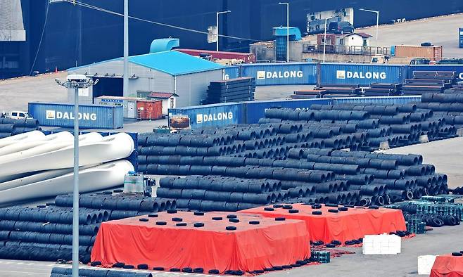 13일 경기 평택시 포승읍 평택항에 철강 관련 물품이 놓여져 있다. 도널드 트럼프 미국 행정부가 50% 관세 부과 대상인 ‘철강 파생 제품’에 냉장고와 세탁기 등 생활가전 품목을 대거 추가하면서 국내 가전업체의 미국 시장 내 가격 경쟁력이 약화할 수 있다는 우려가 나온다. 2025.6.13/뉴스1