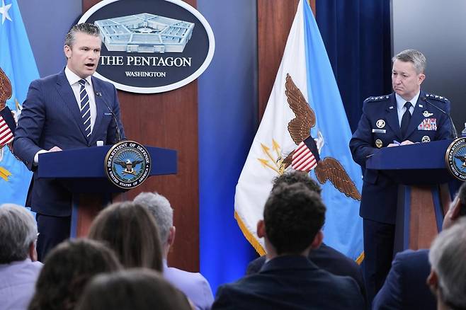 22일 미국 워싱턴 국방부 청사(펜타곤)에서 피트 헤그세스 국방장관(왼쪽)과 댄 케인 합참의장이 기자회견을 열고 있다. 이날 헤그세스 장관은 도널드 트럼프 미 대통령에 대한 찬사와 공격 성과에 대한 과시에 집중한 반면, 케인 의장은 신중한 태도로 공습 작전의 보안성을 강조했다.워싱턴=AP 뉴시스