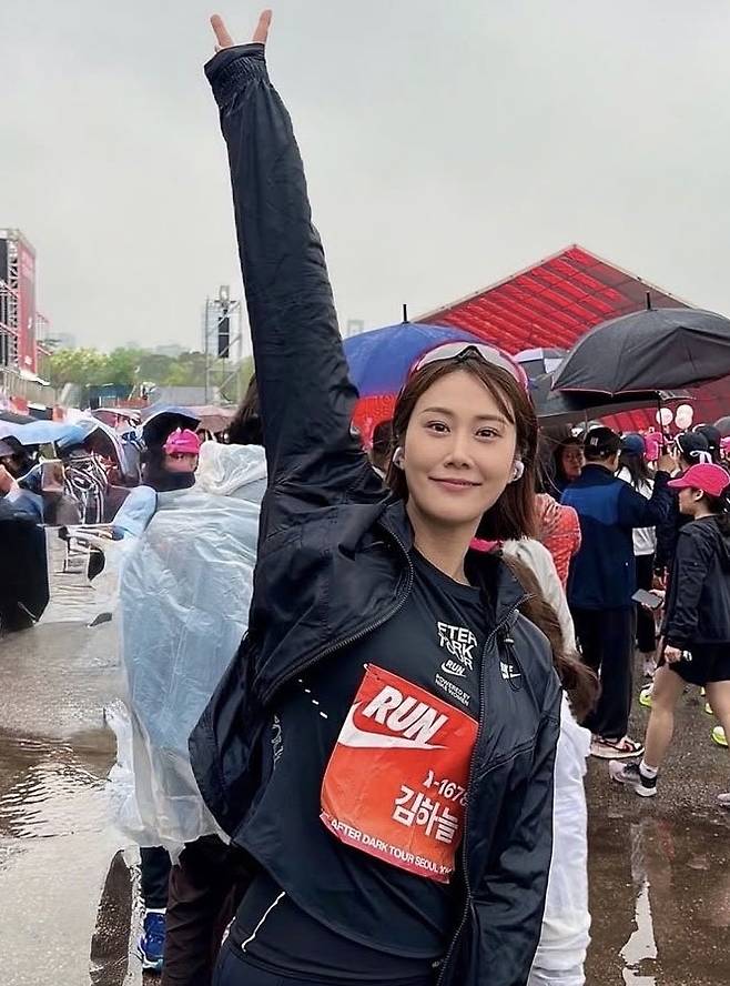 ‘스마일 퀸’ 김하늘이 지난달 열린 나이키 우먼스 레이스에서 10km를 완주한 뒤 밝은 표정을 짓고 있다. 김하늘 제공