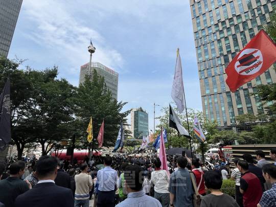 한화오션 하청 노조가 지난 19일 서울 중구 장교동 한화사옥 앞에서 김형수 조선하청지회장의 고공농성 해제 기자회견을 갖고 있다. 장우진 기자