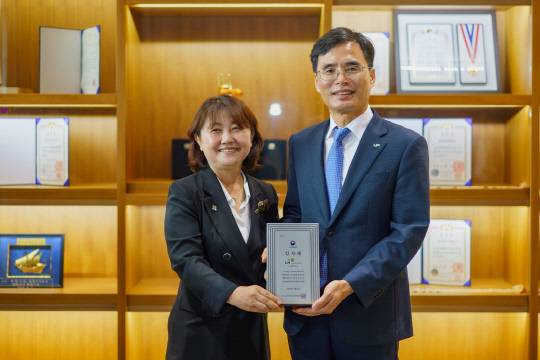 한국토지주택공사(LH) 진주 본사에서 김재경(오른쪽) LH 경영관리본부장과 김지현 경남서부보훈지청장이 국가보훈부장관 감사패 수여 후 기념사진을 촬영하고 있다. [LH 제공]