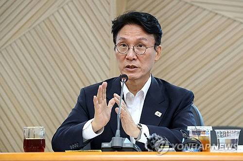 김민석 국무총리 후보자가 지난 20일 대구 수성구 대구디지털혁신진흥원에서 열린 '인공지능 전환(AX) 연구거점 조성을 위한 경청 간담회'에서 모두 발언하고 있다. [연합뉴스]