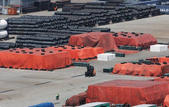 도널드 트럼프 대통령이 미국으로 수입되는 외국산 철강·알루미늄 제품에 대해 인상하기로 한 50% 관세가 발효된 지난 6월 4일 경기도 평택항에 철강 제품이 쌓여 있다. [연합뉴스]