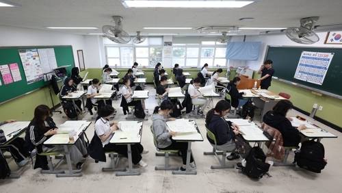 지난 4일 대구 수성구 대구여자고등학교에서 고3 수험생들이 2026학년도 대학수학능력시험 전국연합학력평가(모의평가) 시험 준비를 하고 있다. (사진=연합뉴스)