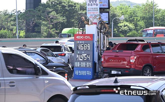 미국이 지난 주말 이란 핵시설을 공습하고 이란이 세계 주요 원유 수송로인 호르무즈 해협 봉쇄에 나설 것이란 우려로 국제유가가 3% 넘게 급등했다. 23일 서울 만남의광장 주유소에서 주유를 하기 위해 차량들이 줄지어 서 있다.  박지호기자 jihopress@etnews.com