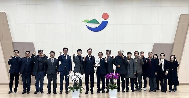 송하철 국립목포대학교 총장 등이 전남도립대와의 통합신청서를 교육부에 제출하고 난 뒤 기념 사진을 촬영하고 있다.