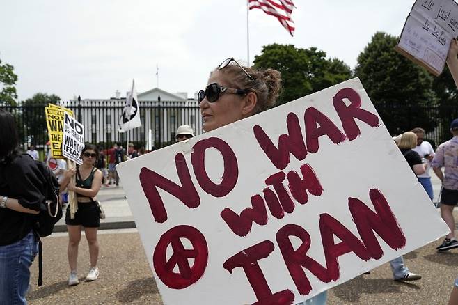 22일(현지시간) 미국 워싱턴 D.C. 백악관 앞에서 시위자들이 미국의 이란 공습을 비난하는 시위를 하고 있다. AP뉴시스