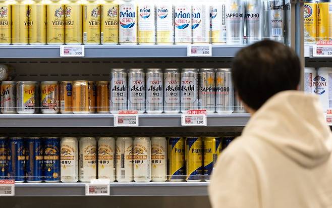 서울 시내의 한 대형마트에서 소비자가 맥주 코너의 제품들을 살펴보고 있다. 뉴스1