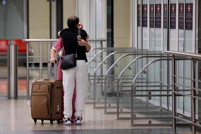 23일 새벽, 프랑스 파리 남부 오를리공항에 도착한 한 여성이 따뜻한 환영을 받고 있다. 이 여성은 이스라엘에서 요르단 암만으로 이동한 후 프랑스 국민을 위한 송환 항공편을 이용했다. 현재 이스라엘 영공이 폐쇄된 상황에서, 세계 각국 정부는 이스라엘-이란 간 분쟁에 휘말린 자국민들을 인근 국가를 통해 긴급 대피시키고 있다. AFP연합뉴스