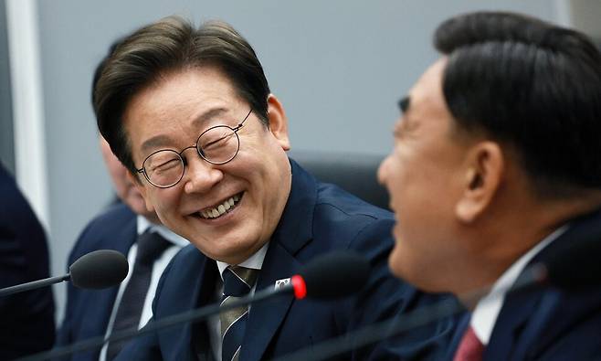 이재명 대통령이 20일 울산전시컨벤션센터에서 열린 인공지능(AI) 글로벌 협력 기업 간담회에서 김두겸 울산광역시장의 발언을 듣고 있다. 연합뉴스