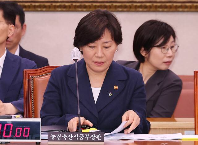 장관 인선에서 유임된 송미령 농림축산식품부 장관이 23일 국회에서 열린 농림축산식품해양수산위원회 전체회의에 참석해 있다. 연합뉴스